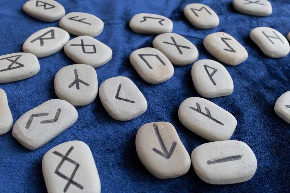 【ルーン占い資格3選】幸せを探す技術・知識を得られる資格と学習方法紹介