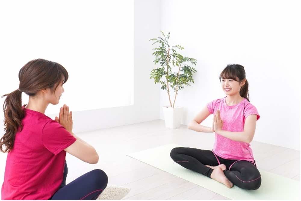 ヨガインストラクターになるには？国際資格（RYT）や民間資格の違いもご紹介