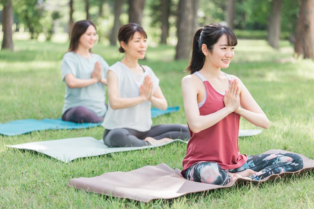 ピラティスとは？効果や目的、ヨガとの違いを解説！初心者おすすめのポーズは？