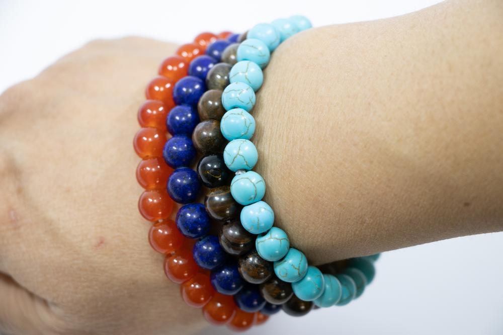 パワーストーンは左右どちらの手に付ける？意味やメリットを解説