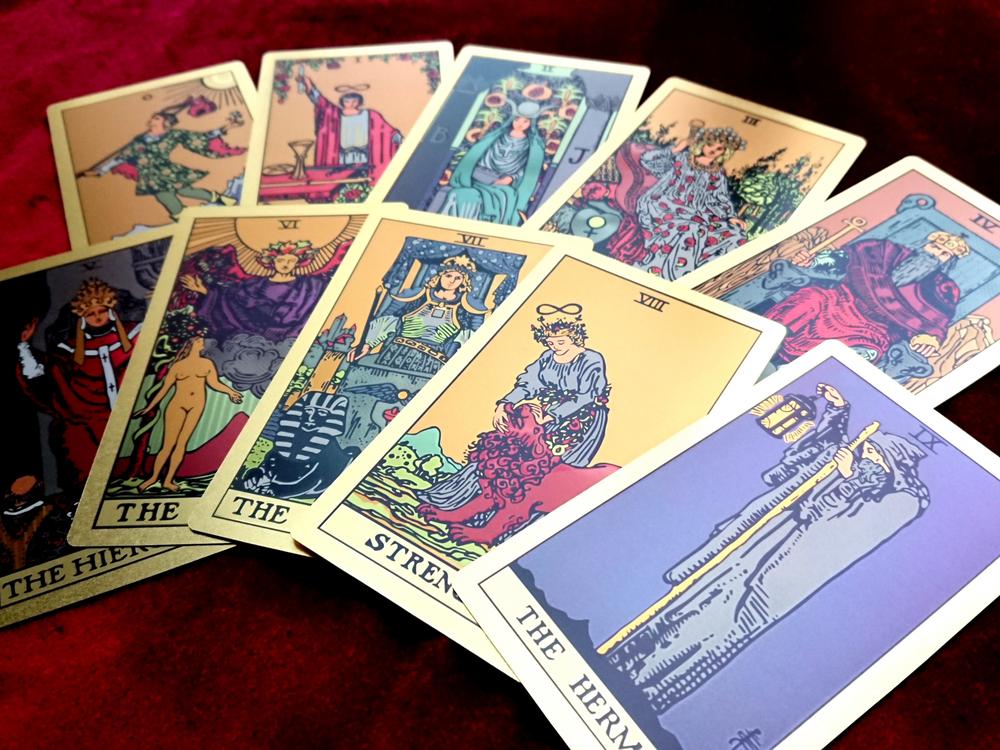 ルノルマンカードとタロットカードの違いとは？読み取りポイントも詳しく解説！