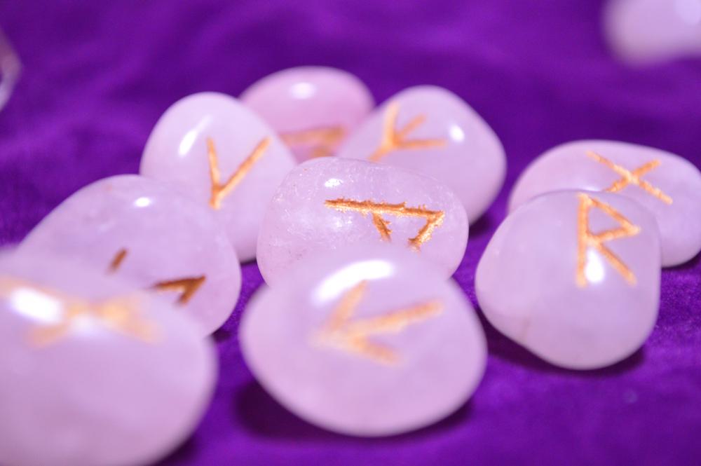 ルーンのイエスノー占いとは？二者択一占いのやり方とは？