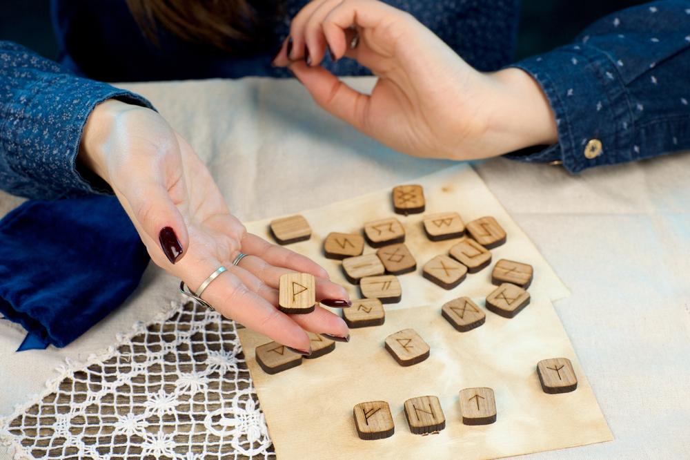 ルーン占いのやり方は？方法とは？必要な道具や方法・運勢を徹底解説！