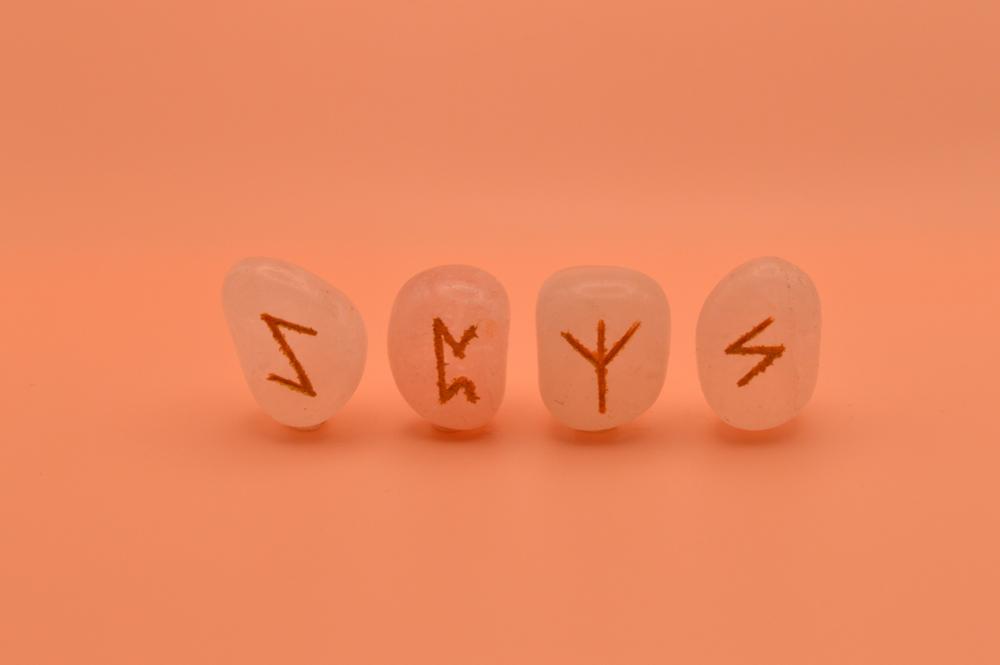 ルーン文字とは何か？種類や読み方・特徴について解説！