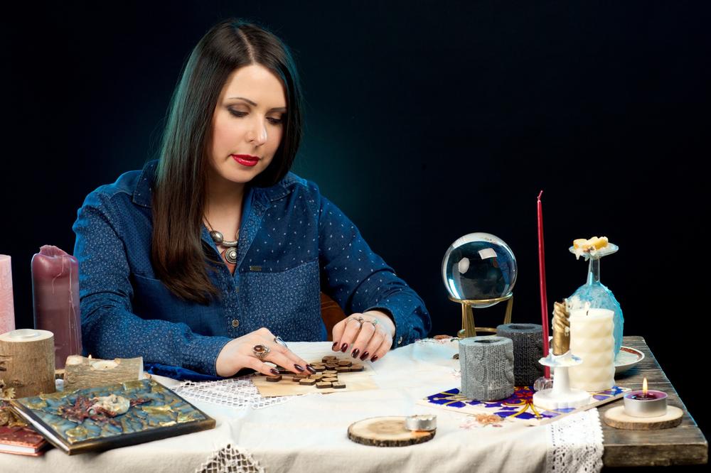 ルーン魔術とは？北欧神話との関係や歴史は？